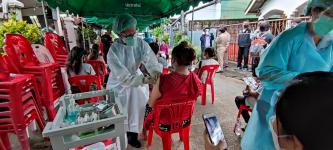 ทน.แม่สอด ร่วมกับ รพ.แม่สอด ลงพื้นที่ฉีดวัคซีนป้องกันการแพร่ระบาดโรคติดเชื้อไวรัสโคโรน่า 2019 (โควิด-19) 