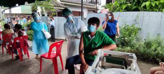 ทน.แม่สอด ร่วมกับ รพ.แม่สอด ลงพื้นที่ฉีดวัคซีนป้องกันการแพร่ระบาดโรคติดเชื้อไวรัสโคโรน่า 2019 (โควิด-19) 