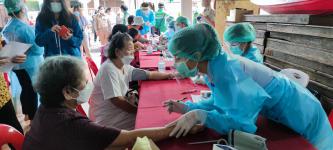 ทน.แม่สอด ร่วมกับ รพ.แม่สอด ลงพื้นที่ฉีดวัคซีนป้องกันการแพร่ระบาดโรคติดเชื้อไวรัสโคโรน่า 2019 (โควิด-19) 