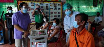 ทน.แม่สอด ร่วมกับ รพ.แม่สอด ลงพื้นที่ฉีดวัคซีนป้องกันการแพร่ระบาดโรคติดเชื้อไวรัสโคโรน่า 2019 (โควิด-19) 