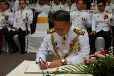 คณะผู้บริหาร สมาชิกสภา เจ้าหน้าที่พนกงาน เทศบาลนครแม่สอดร่วมงานเฉลิมพระชนมพรรษา พระบาทสมเด็จพระเจ้าอยู่หัว 5 ธันวามหาราช ประจำปี พ.ศ. 2556 ในวันพฤหัสบดี ที่ 5 ธันวาคม 2556 ณ ศูนย์แสดงสินค้าและส่งเสริมการท่องเที่ยวเทศบาลนครแม่สอด