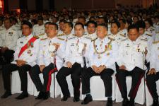 คณะผู้บริหาร สมาชิกสภา เจ้าหน้าที่พนกงาน เทศบาลนครแม่สอดร่วมงานเฉลิมพระชนมพรรษา พระบาทสมเด็จพระเจ้าอยู่หัว 5 ธันวามหาราช ประจำปี พ.ศ. 2556 ในวันพฤหัสบดี ที่ 5 ธันวาคม 2556 ณ ศูนย์แสดงสินค้าและส่งเสริมการท่องเที่ยวเทศบาลนครแม่สอด