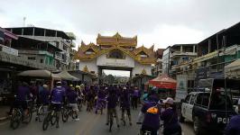 นายเจริญฤทธิ์ สงวนสัตย์ ผู้ว่าราชการจังหวัดตาก เป็นประธานพิธีเปิด กิจกรรมการปั่นจักรยานมิตรภาพไทย-เมียนมา 2 แผ่นดิน Bike For Two Country-Sister City Maesot-Myawaddy โดยได้รับเกียรติจาก นายสุทธา สายวาณิชย์ รองผู้ว่าราชการจังหวัดตาก นายธนยศ ปานขาว นายอำเภอแ