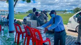 ทน.แม่สอด มอบเครื่องดื่ม อุปกรณ์ทางการแพทย์แก่โรงพยาบาลสนามโรงเรียนอิสลามศึกษา
