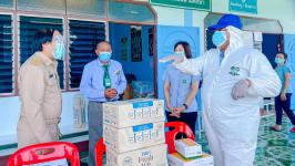 ทน.แม่สอด มอบเครื่องดื่ม อุปกรณ์ทางการแพทย์แก่โรงพยาบาลสนามโรงเรียนอิสลามศึกษา