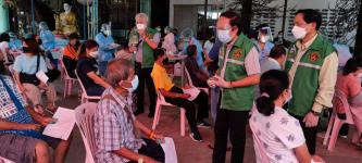 ทน.แม่สอด ร่วมกับ รพ.แม่สอด ลงพื้นที่ฉีดวัคซีนป้องกันการแพร่ระบาดโรคติดเชื้อไวรัสโคโรน่า 2019 (โควิด-19) 