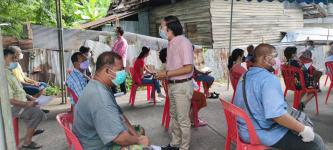 ทน.แม่สอด ร่วมกับ รพ.แม่สอด ลงพื้นที่ฉีดวัคซีนป้องกันการแพร่ระบาดโรคติดเชื้อไวรัสโคโรน่า 2019 (โควิด-19) 