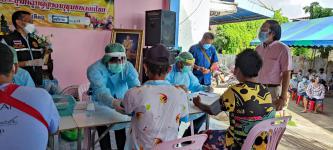 ทน.แม่สอด ร่วมกับ รพ.แม่สอด ลงพื้นที่ฉีดวัคซีนป้องกันการแพร่ระบาดโรคติดเชื้อไวรัสโคโรน่า 2019 (โควิด-19) 