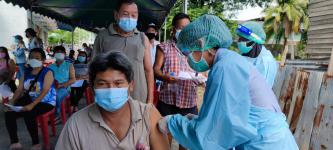 ทน.แม่สอด ร่วมกับ รพ.แม่สอด ลงพื้นที่ฉีดวัคซีนป้องกันการแพร่ระบาดโรคติดเชื้อไวรัสโคโรน่า 2019 (โควิด-19) 