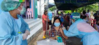 ทน.แม่สอด ร่วมกับ รพ.แม่สอด ลงพื้นที่ฉีดวัคซีนป้องกันการแพร่ระบาดโรคติดเชื้อไวรัสโคโรน่า 2019 (โควิด-19) 