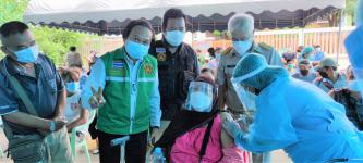 ทน.แม่สอด ร่วมกับ รพ.แม่สอด ลงพื้นที่ฉีดวัคซีนป้องกันการแพร่ระบาดโรคติดเชื้อไวรัสโคโรนา 2019 (โควิด-19) 