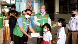 ทน.แม่สอด ลงพื้นที่มอบเงินเยียวยาแก่โรงเรียนเทศบาลวัดชุมพลคีรีและโรงเรียนเทศบาลวัดบุญญาวาส