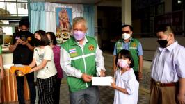 ทน.แม่สอด ลงพื้นที่มอบเงินเยียวยาแก่โรงเรียนเทศบาลวัดชุมพลคีรีและโรงเรียนเทศบาลวัดบุญญาวาส