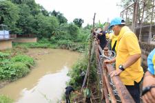 ทน.แม่สอด จัดกิจกรรมจิตอาสาพัฒนาลำห้วยแม่สอด เนื่องในวันคล้ายวันสวรรคตของพระบาทสมเด็จพระบรมชนกาธิเบศร มหาภูมิพลอดุลยเดชมหาราช บรมนาถบพิตร