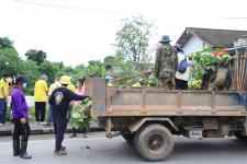 ทน.แม่สอด จัดกิจกรรมจิตอาสาพัฒนาลำห้วยแม่สอด เนื่องในวันคล้ายวันสวรรคตของพระบาทสมเด็จพระบรมชนกาธิเบศร มหาภูมิพลอดุลยเดชมหาราช บรมนาถบพิตร