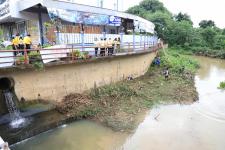 ทน.แม่สอด จัดกิจกรรมจิตอาสาพัฒนาลำห้วยแม่สอด เนื่องในวันคล้ายวันสวรรคตของพระบาทสมเด็จพระบรมชนกาธิเบศร มหาภูมิพลอดุลยเดชมหาราช บรมนาถบพิตร