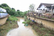 ทน.แม่สอด จัดกิจกรรมจิตอาสาพัฒนาลำห้วยแม่สอด เนื่องในวันคล้ายวันสวรรคตของพระบาทสมเด็จพระบรมชนกาธิเบศร มหาภูมิพลอดุลยเดชมหาราช บรมนาถบพิตร