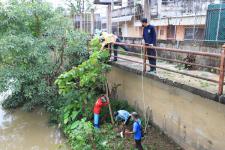 ทน.แม่สอด จัดกิจกรรมจิตอาสาพัฒนาลำห้วยแม่สอด เนื่องในวันคล้ายวันสวรรคตของพระบาทสมเด็จพระบรมชนกาธิเบศร มหาภูมิพลอดุลยเดชมหาราช บรมนาถบพิตร