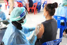 ทน.แม่สอด ร่วมกับ รพ.แม่สอด ร่วมให้บริการฉีดวัคซีนเคลื่อนที่ให้แก่ชาวต่างชาติในเขตเทศบาลนครแม่สอด 