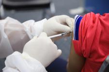 ทน.แม่สอด ร่วมกับ รพ.แม่สอด ร่วมให้บริการฉีดวัคซีนเคลื่อนที่ให้แก่นักเรียนโรงเรียนในสังกัดเทศบาลนครแม่สอด 