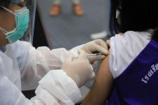 ทน.แม่สอด ร่วมกับ รพ.แม่สอด ร่วมให้บริการฉีดวัคซีนเคลื่อนที่ให้แก่นักเรียนโรงเรียนในสังกัดเทศบาลนครแม่สอด 