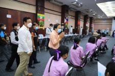 ทน.แม่สอด ร่วมกับ รพ.แม่สอด ร่วมให้บริการฉีดวัคซีนเคลื่อนที่ให้แก่นักเรียนโรงเรียนในสังกัดเทศบาลนครแม่สอด 