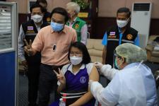 ทน.แม่สอด ร่วมกับ รพ.แม่สอด ร่วมให้บริการฉีดวัคซีนเคลื่อนที่ให้แก่นักเรียนโรงเรียนในสังกัดเทศบาลนครแม่สอด 