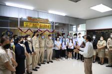 หัวหน้าส่วนราชการ พนักงานเทศบาล เข้าพบนายกเทศมนตรีนครแม่สอด มอบกระเช้า ขอพรปีใหม่ 2565