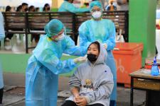 ทน.แม่สอด ลงพื่นที่ตรวจเยี่ยมการตรวจATK ของครูและนักเรียนในโรงเรียนสังกัดเทศบาลนครแม่สอด