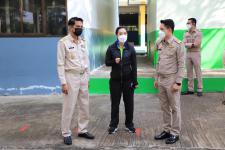 ทน.แม่สอด ลงพื่นที่ตรวจเยี่ยมการตรวจATK ของครูและนักเรียนในโรงเรียนสังกัดเทศบาลนครแม่สอด