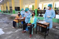 ทน.แม่สอด ลงพื่นที่ตรวจเยี่ยมการตรวจATK ของครูและนักเรียนในโรงเรียนสังกัดเทศบาลนครแม่สอด