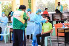 ทน.แม่สอด ลงพื่นที่ตรวจเยี่ยมการตรวจATK ของครูและนักเรียนในโรงเรียนสังกัดเทศบาลนครแม่สอด