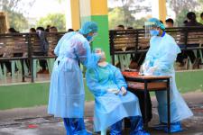 ทน.แม่สอด ลงพื่นที่ตรวจเยี่ยมการตรวจATK ของครูและนักเรียนในโรงเรียนสังกัดเทศบาลนครแม่สอด