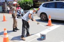 ทน.แม่สอด ร่วมกับ สภ.แม่สอด ลงพื้นที่ตีเส้นถนนในเขตเทศบาลนครแม่สอด