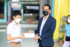 ทน.แม่สอด ร่วมมอบทุนการศึกษาปัจจัยพื้นฐานนักเรียนยากจน โรงเรียนเทศบาลวัดชุมพลคีรี