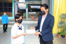 ทน.แม่สอด ร่วมมอบทุนการศึกษาปัจจัยพื้นฐานนักเรียนยากจน โรงเรียนเทศบาลวัดชุมพลคีรี