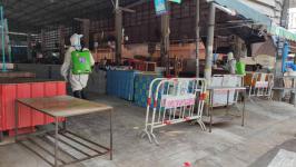 ทน.แม่สอด พ่นยาฆ่าเชื้อ-ทำความสะอาด ในพื้นที่ตลาดสดบ้านเหนือ เพื่อป้องกันควบคุมการแพร่ระบาดของโรค (COVID -19)