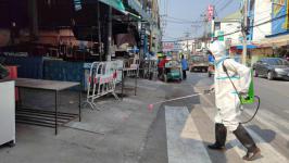 ทน.แม่สอด พ่นยาฆ่าเชื้อ-ทำความสะอาด ในพื้นที่ตลาดสดบ้านเหนือ เพื่อป้องกันควบคุมการแพร่ระบาดของโรค (COVID -19)