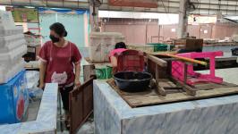 ทน.แม่สอด พ่นยาฆ่าเชื้อ-ทำความสะอาด ในพื้นที่ตลาดสดบ้านเหนือ เพื่อป้องกันควบคุมการแพร่ระบาดของโรค (COVID -19)