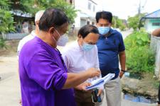 ทน.แม่สอด ลงพื้นที่สำรวจแก้ไขปัญหาน้ำท่วมขังในชุมชนวัดหลวง บริเวณหมู่บ้านถุงทอง