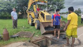 ทน.แม่สอด ดำเนินการแก้ปัญหาท่อระบายน้ำอุดตันในเขตเทศบาลนครแม่สอด