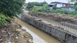 ทน.แม่สอด ลงพื้นที่ติดตามผลการดำเนินงานโครงการก่อสร้าง รางระบายน้ำในเขตเทศบาลนครแม่สอด