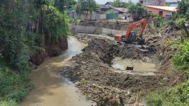 ทน.แม่สอด ลงพื้นที่ติดตามผลการดำเนินงานโครงการก่อสร้าง รางระบายน้ำในเขตเทศบาลนครแม่สอด