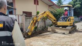 ทน.แม่สอด ลงพื้นที่ติดตามโครงการก่อสร้างรางระบายน้ำรูปตัวยู