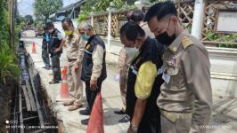 ทน.แม่สอด ลงพื้นที่ติดตามโครงการก่อสร้างรางระบายน้ำรูปตัวยู