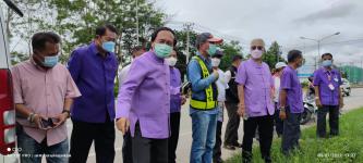 นายกฯ ทน.แม่สอด ลงพื้นที่สระบัว ถนนสายเอเชีย ปากทางเข้าถนนเยลลี่อุทิศ แก้ปัญหาน้ำเอ่อล้นเข้าชุมชน