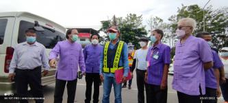 นายกฯ ทน.แม่สอด ลงพื้นที่สระบัว ถนนสายเอเชีย ปากทางเข้าถนนเยลลี่อุทิศ แก้ปัญหาน้ำเอ่อล้นเข้าชุมชน