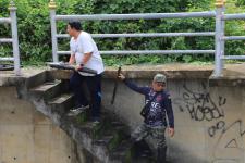 ทน.แม่สอด ลงพื้นที่ดำเนินการจัดเก็บขยะบริเวณใต้สะพานข้ามลำห้วยแม่สอด