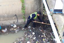 ทน.แม่สอด ลงพื้นที่ดำเนินการจัดเก็บขยะบริเวณใต้สะพานข้ามลำห้วยแม่สอด