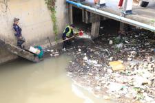 ทน.แม่สอด ลงพื้นที่ดำเนินการจัดเก็บขยะบริเวณใต้สะพานข้ามลำห้วยแม่สอด